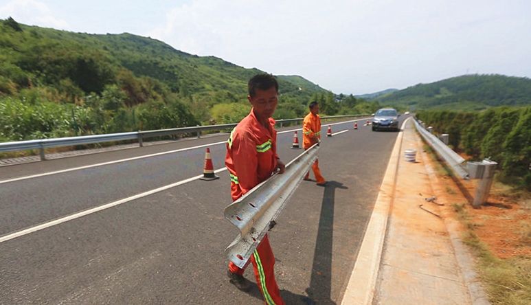 战高温 保民生：高速路上的“清道夫”