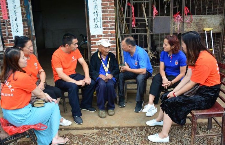 今天是抗日战争胜利纪念日，他们来看望抗战老兵……