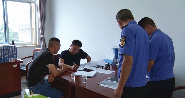  城管部门严查非法粘贴小广告行为