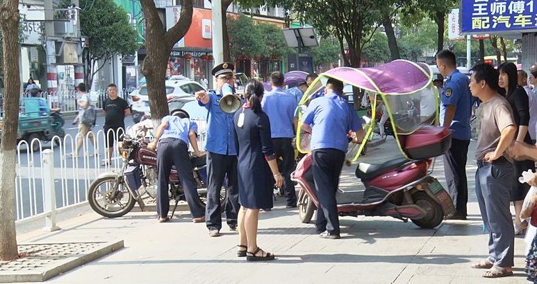 城管部门集中整治非机动车乱停放现象