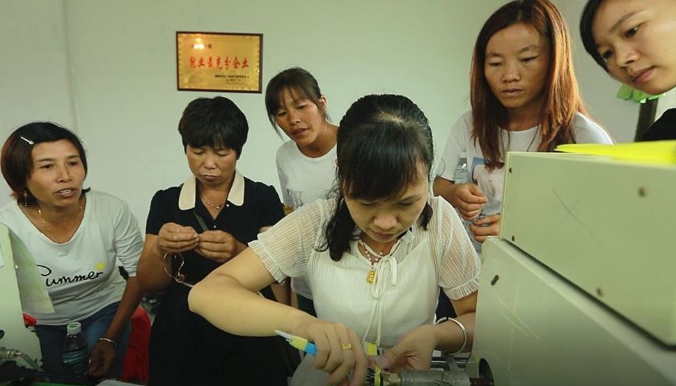 “扶贫车间”开进村