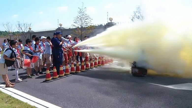 芙蓉完小组织开展消防安全观摩体验活动