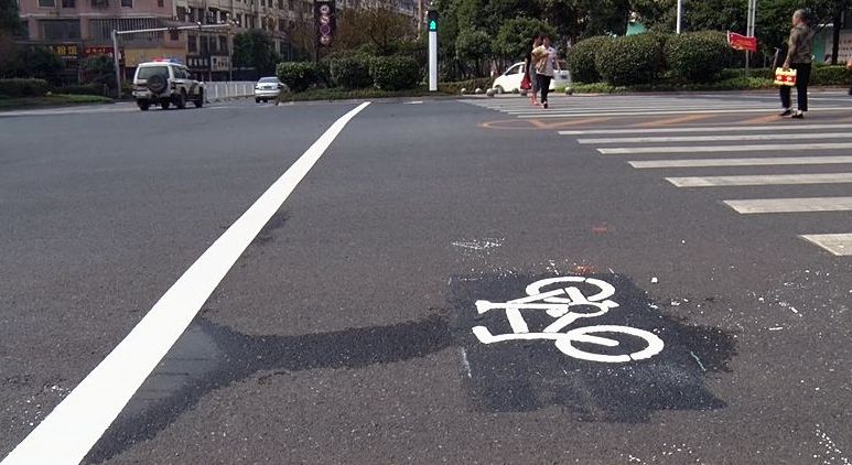 我县新增5处路口非机动车等候区