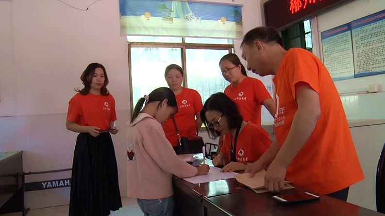 【文明实践在桂阳】县古郡志愿者协会为贫困学子发放助学金