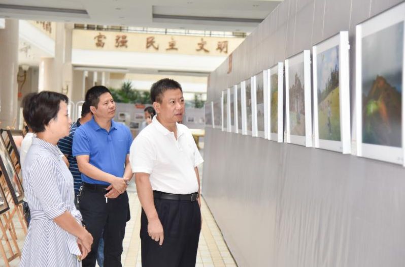 彭生智观看迎国庆摄影作品展：用镜头捕捉美丽 让桂阳更加出彩