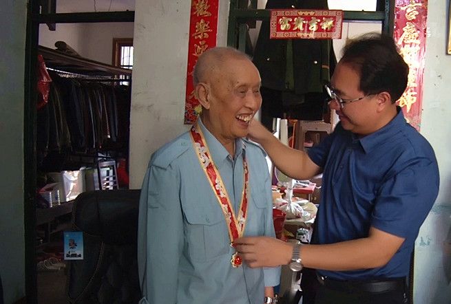 朱阳辉走访慰问老干部老党员和烈士家属