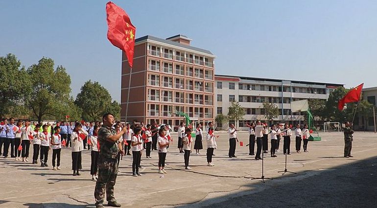 【喜迎国庆】四里镇：开展“同升一面国旗 同唱一首歌”快闪活动