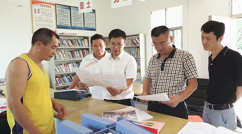  黄力深入部分乡镇检查森林防火等工作