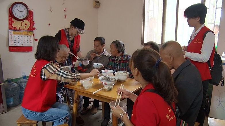 县古郡志愿者协会：包饺子庆重阳 敬老院里暖洋洋 